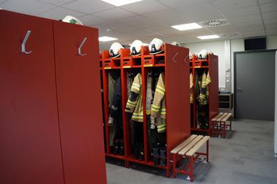 Feuerwehr Garderobe Einsatzbekleidung (1).JPG
