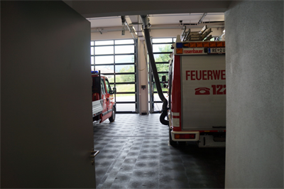 Feuerwehr Garderobe Richtung Fahrzeughalle (3).JPG